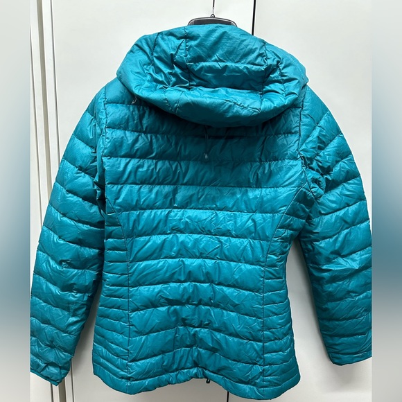 Patagonia teal hooded down jacket, size small - Picture 4 of 4